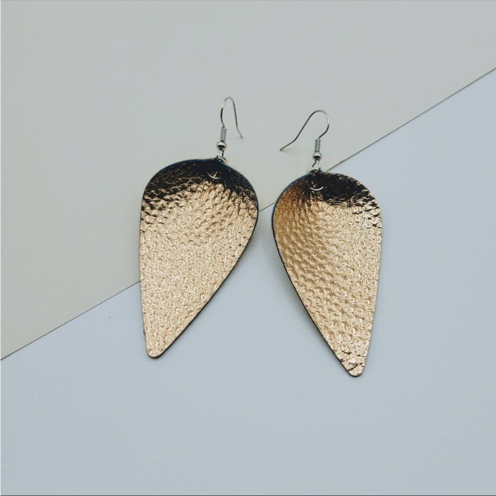 πΈ3/$25 π Handmade Gold Leather Leaf
Dangle Drop Earrings - Picture 6 of 10